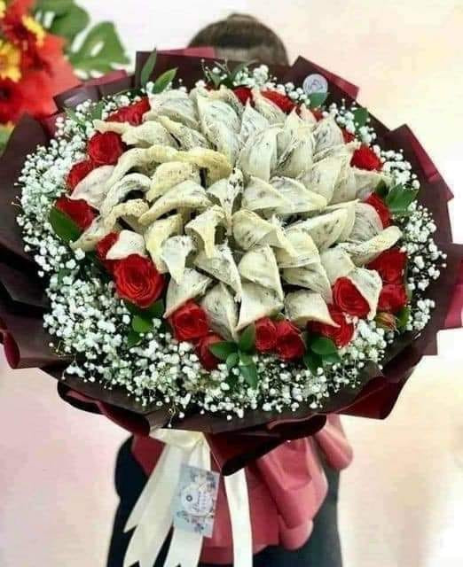 Bó hoa này là sự kết hợp của hoa hồng đại diện cho tình yêu và yến sào là thức uống đắt đỏ các cô gái đều yêu thích.