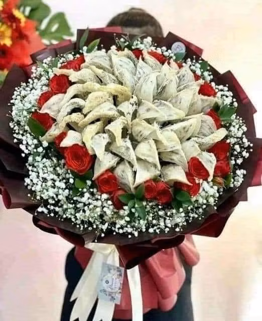 Bó hoa này là sự kết hợp của hoa hồng đại diện cho tình yêu và yến sào là thức uống đắt đỏ các cô gái đều yêu thích.