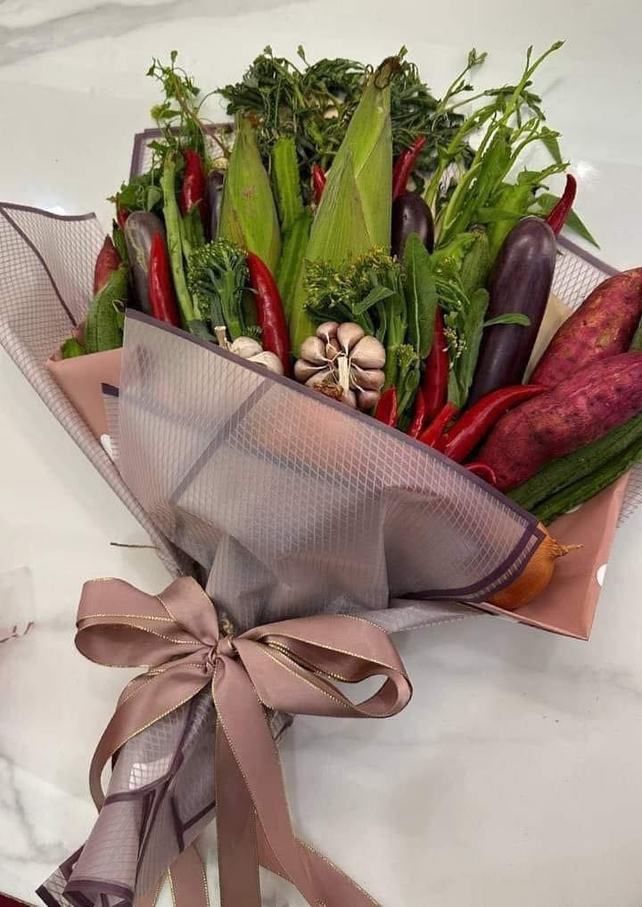 Một bó hoa Valentine nhận được nhiều sự yêu thích khi kết hợp các loại rau củ, chắc hẳn là món quà dành tặng cho cô gái thích nấu ăn.