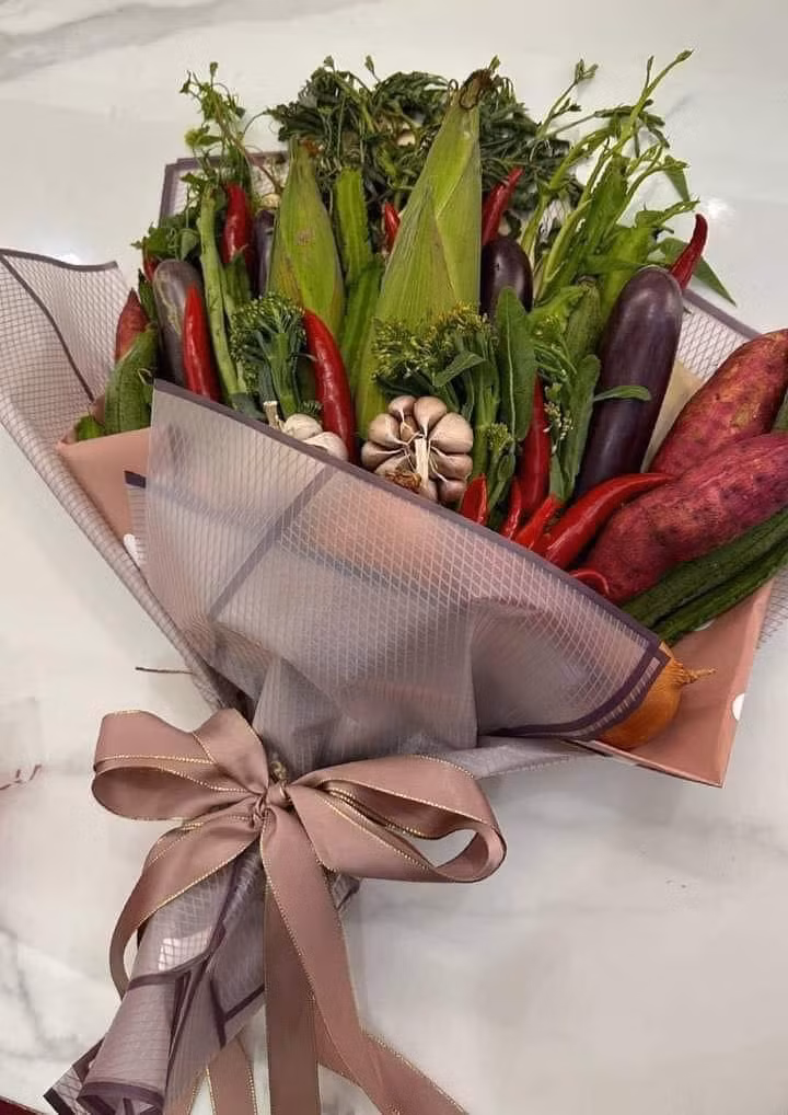 Một bó hoa Valentine nhận được nhiều sự yêu thích khi kết hợp các loại rau củ, chắc hẳn là món quà dành tặng cho cô gái thích nấu ăn.