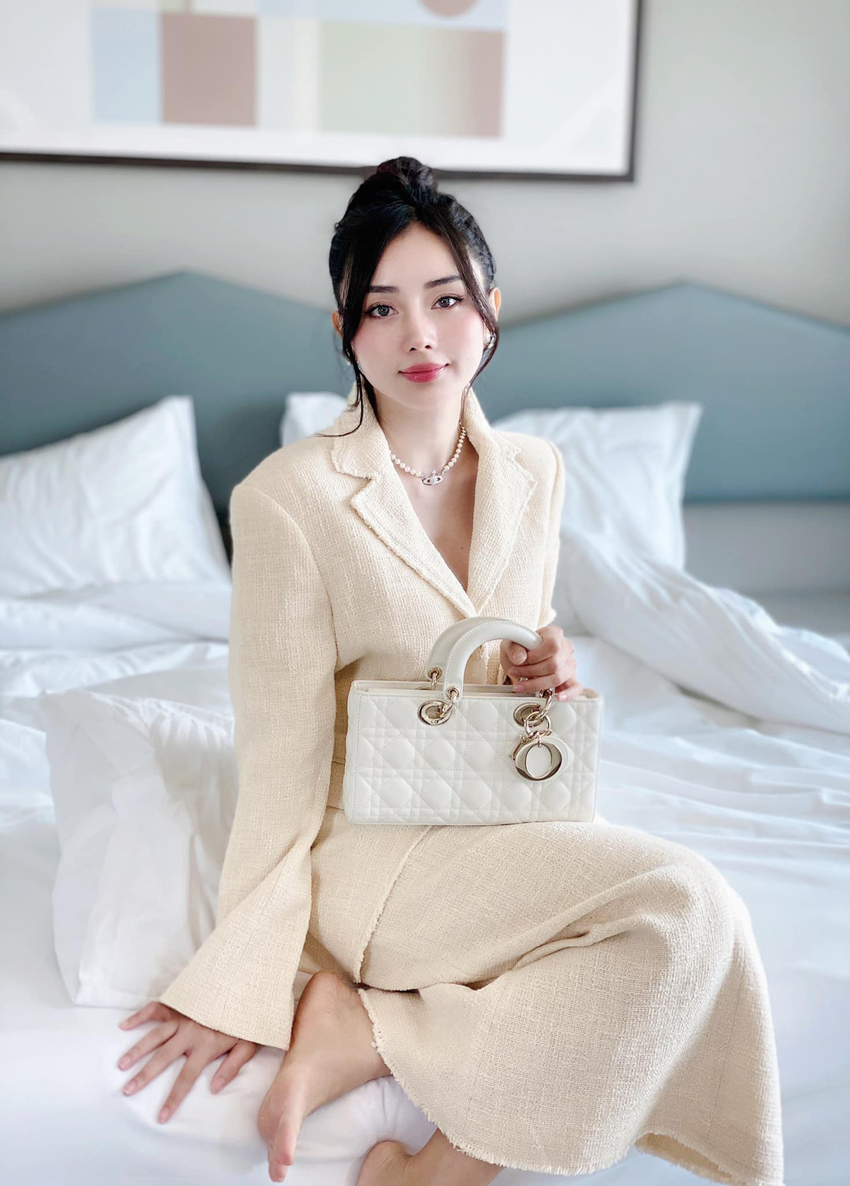 Trên mạng xã hội, người đẹp thường xuyên chia sẻ những hình ảnh đời thường với phong cách thời trang sang trọng, hiện đại.