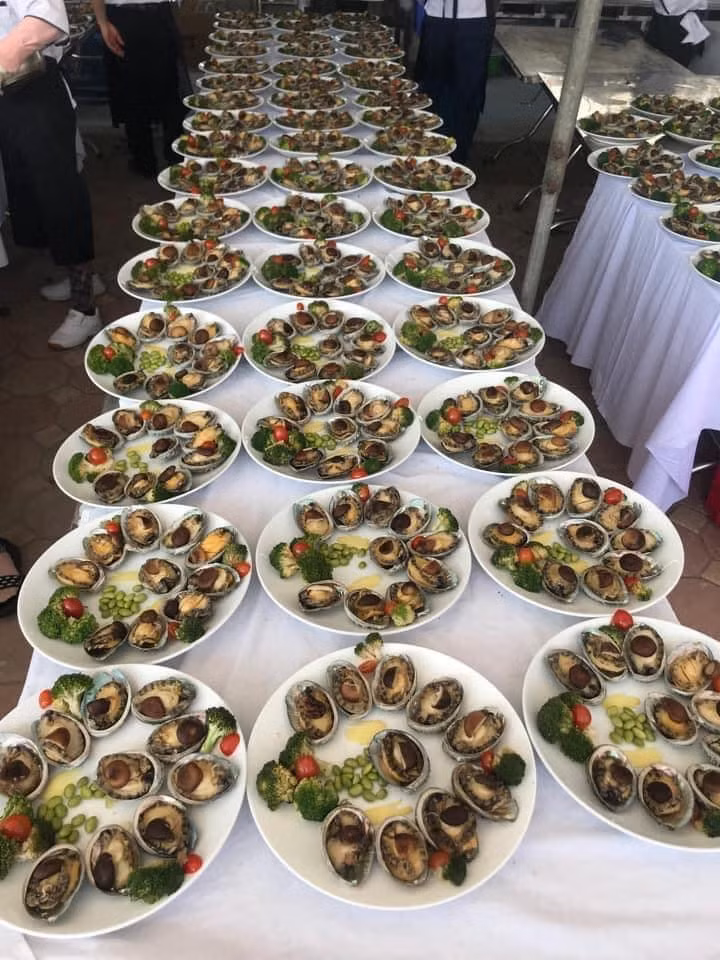 Cụ thể một vài món ăn trong mâm cỗ cưới được hé lộ gồm cua hoàng đế, bào ngư,...được bày biện đầy đặn, đẹp mắt. Ảnh: Nguyễn Nam