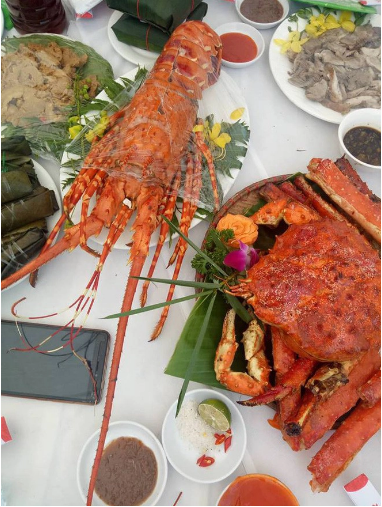 Những món ăn không chỉ ngon miệng mà còn vô cũng đắt đỏ bởi chúng được tập hợp từ đặc sản của rất nhiều vùng miền trên cả nước, trong đó có cả tôm hùm, cua bể…