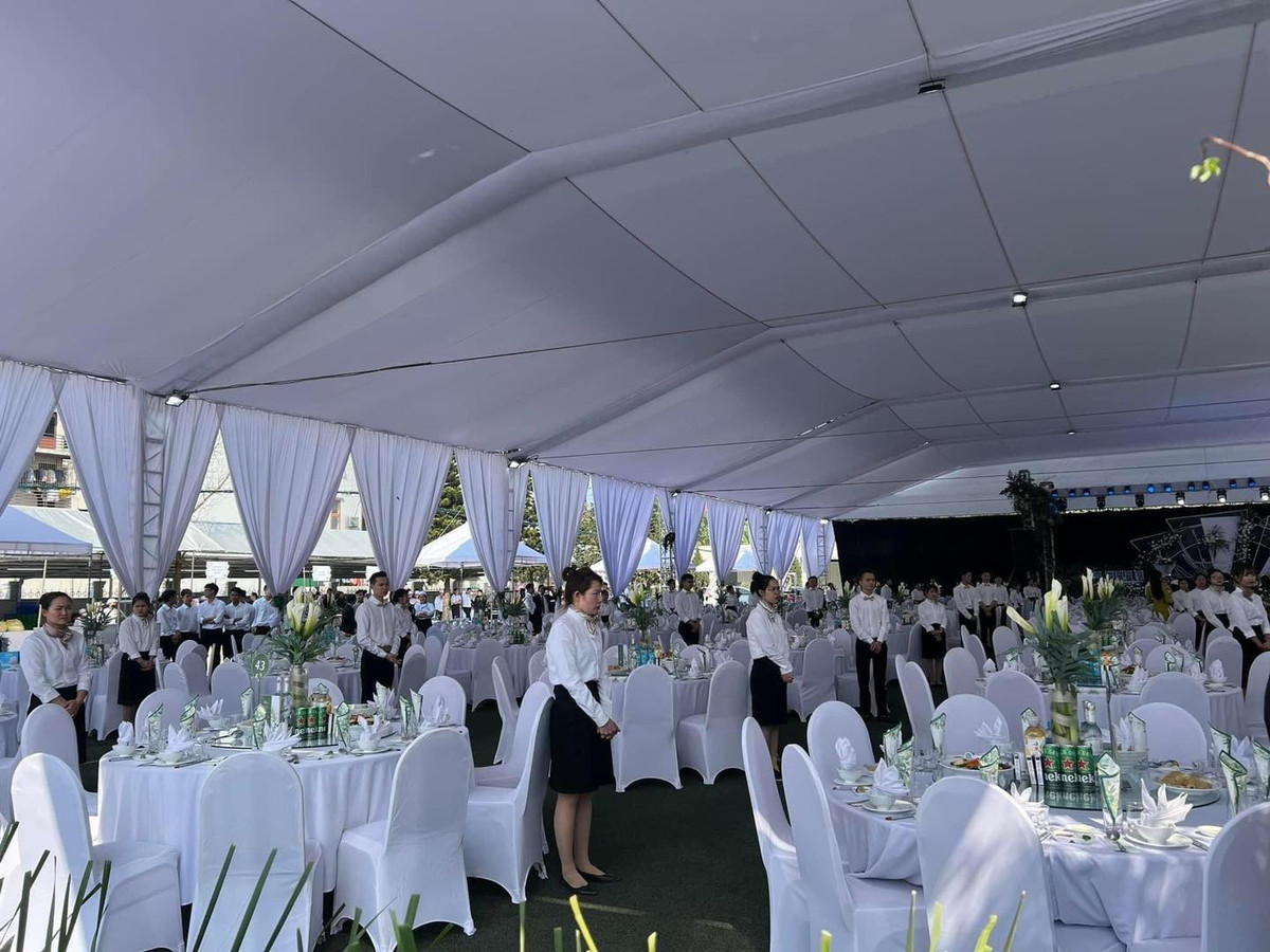 Nhìn vào mâm cỗ của đám cưới siêu hoành tráng này quả thật sẽ khiến các tín đồ hải sản phải nuốt nước miếng ừng ực vì quá ngon mắt. Ảnh: Nguyễn Nam