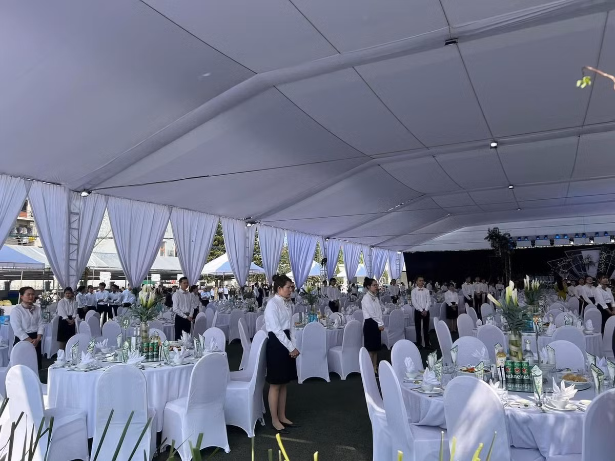 Nhìn vào mâm cỗ của đám cưới siêu hoành tráng này quả thật sẽ khiến các tín đồ hải sản phải nuốt nước miếng ừng ực vì quá ngon mắt. Ảnh: Nguyễn Nam