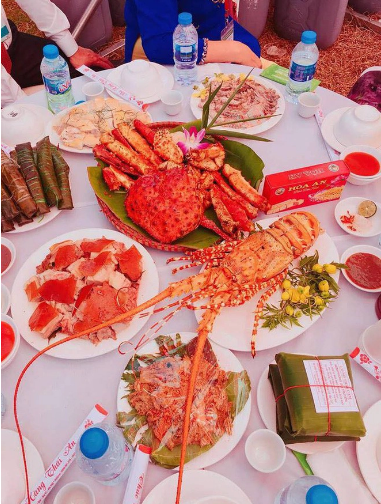 Theo đó, thực đơn của đám cưới này vô cùng hoành tráng với các món ăn đặc sản hấp dẫn như: Tôm hùm, cua Hoàng đế, cua bể Cà Mau, lợn Lạng Sơn, nem Thanh Hóa, thịt chua Phú Thọ...