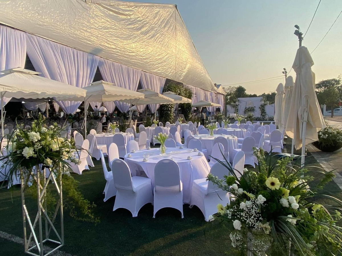 Ngoài ra không gian tiệc cưới cũng được đầu tư hoành tráng không kém, cổng và hai bên lối đi là hoa tươi tông trắng và vàng. Ảnh: Nguyễn Nam