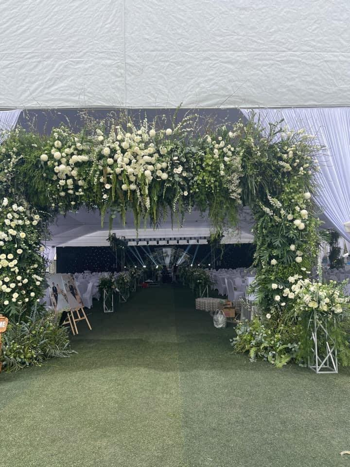 Chưa cần nhìn đến thực đơn, chỉ nhìn rạp cưới cũng đủ hiểu gia đình hai bên giàu có đến mức nào. Ảnh: Nguyễn Nam