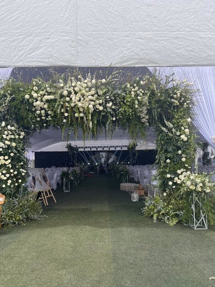 Chưa cần nhìn đến thực đơn, chỉ nhìn rạp cưới cũng đủ hiểu gia đình hai bên giàu có đến mức nào. Ảnh: Nguyễn Nam