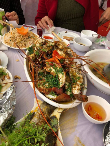 Một mâm cỗ cưới khác ở Quảng Ninh được phục vụ toàn hải sản cao cấp là tôm hùm...Ảnh: Tổng hợp