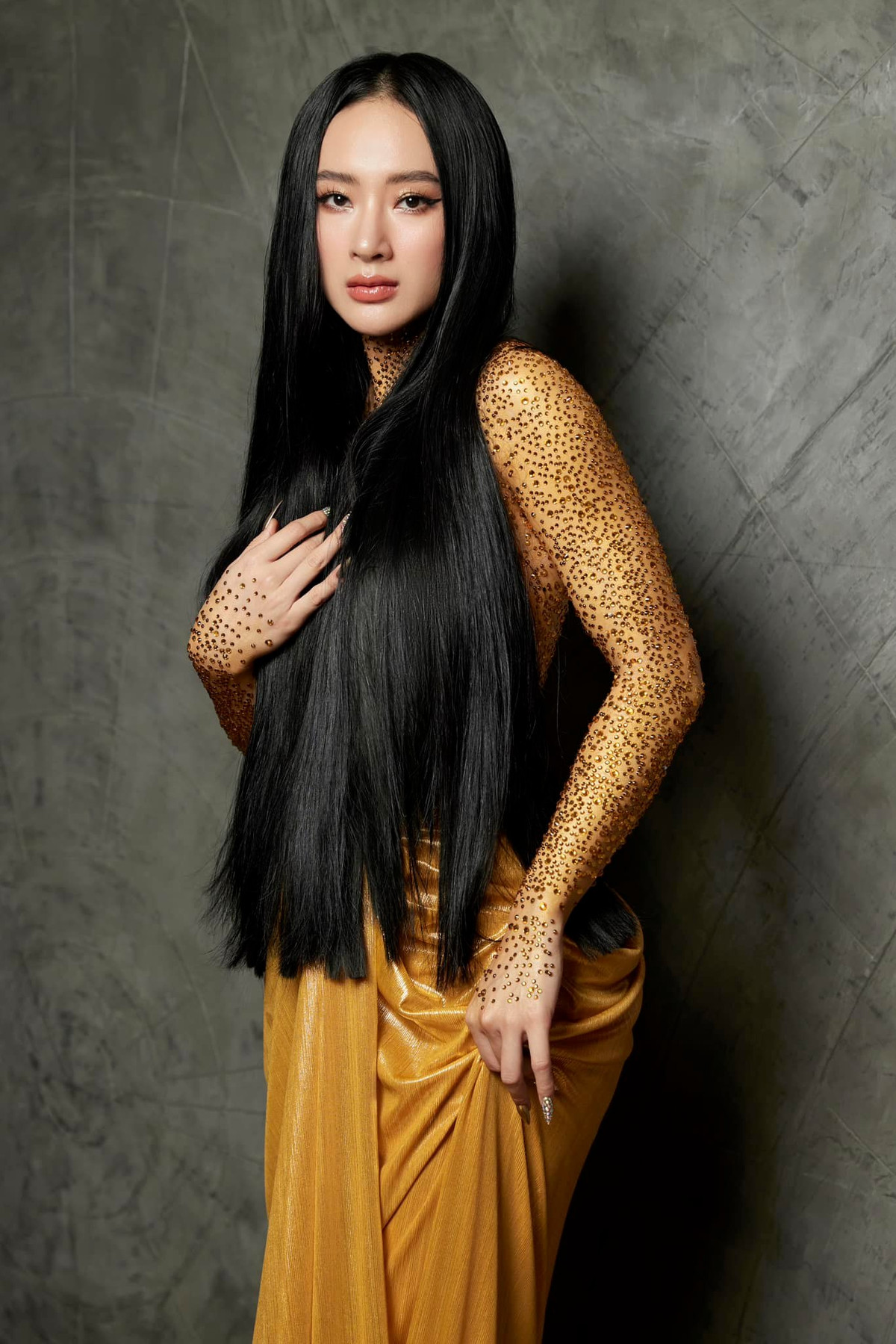 Mặc dù Angela Phương Trinh đầu tư chỉn chu vào bộ trang phục này nhưng nó lại khiến cô trở nên phản cảm trong mắt nhiều người.