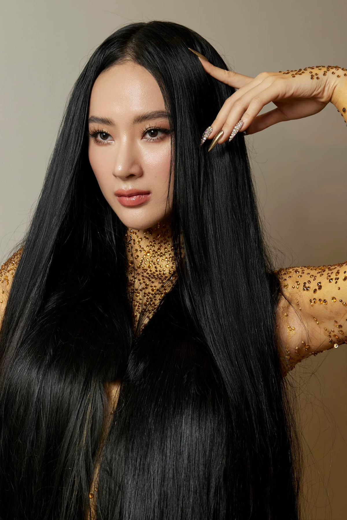 Thay vì mặc áo lót, cô chấp nhận nối mớ tóc giả kéo vít cả da đầu, cốt chỉ để che đi vòng một bởi lẽ cô nàng không mặc áo.