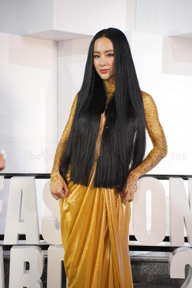 Phần áo mà nhiều người lầm tưởng này được tạo hoàn toàn từ đá. Nói cách khác, người đẹp Sài Thành đã đính đá lên người làm áo, khoe toàn bộ lưng trần.