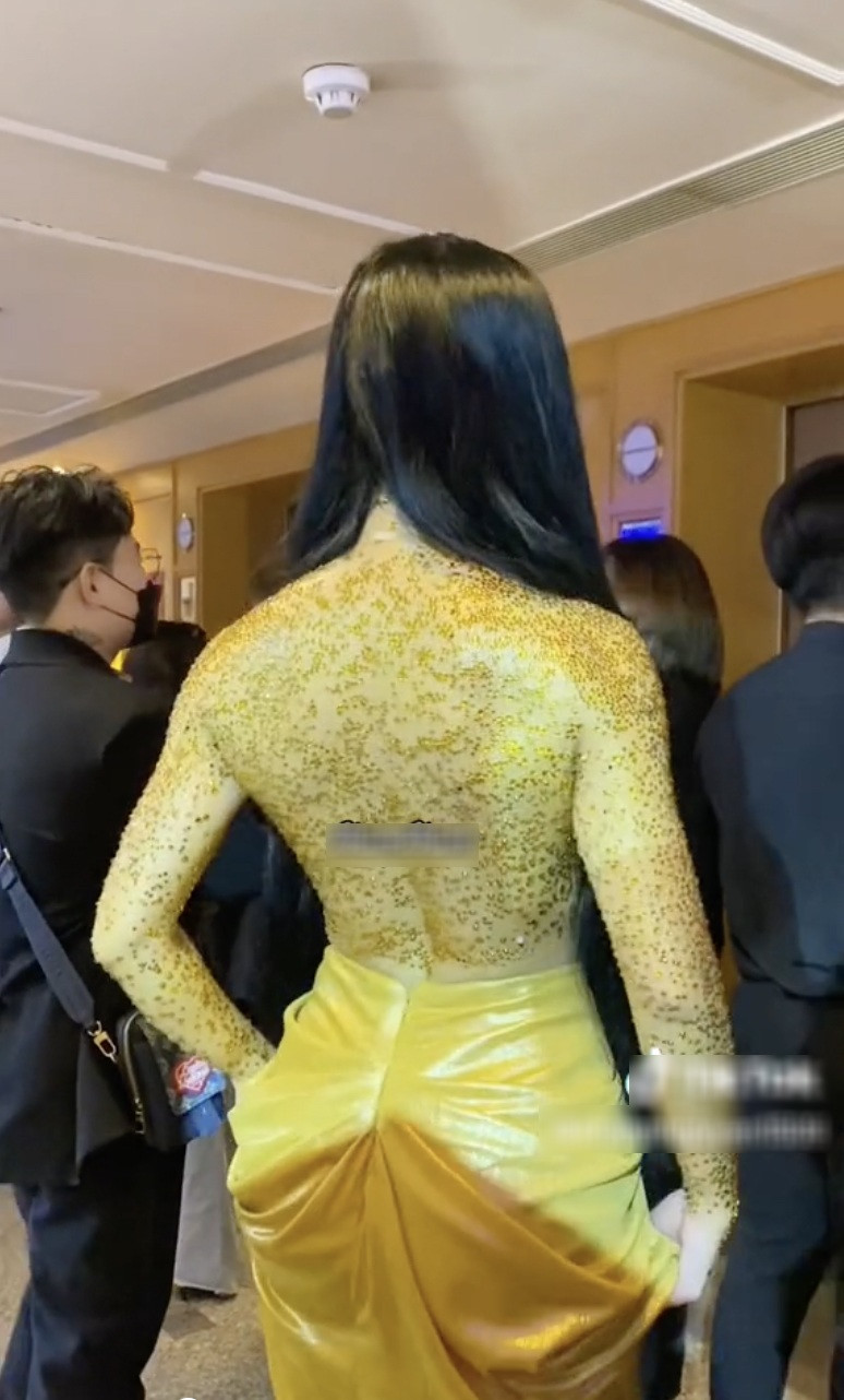 Nhìn từ xa, chiếc váy không có gì quá đặc biệt cho tới khi đến gần nhiều người mới "tá hoả" bởi cô mặc mà như không mặc.