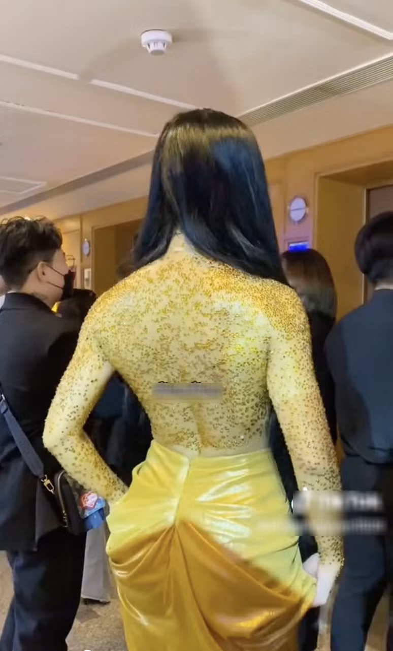 Nhìn từ xa, chiếc váy không có gì quá đặc biệt cho tới khi đến gần nhiều người mới "tá hoả" bởi cô mặc mà như không mặc.