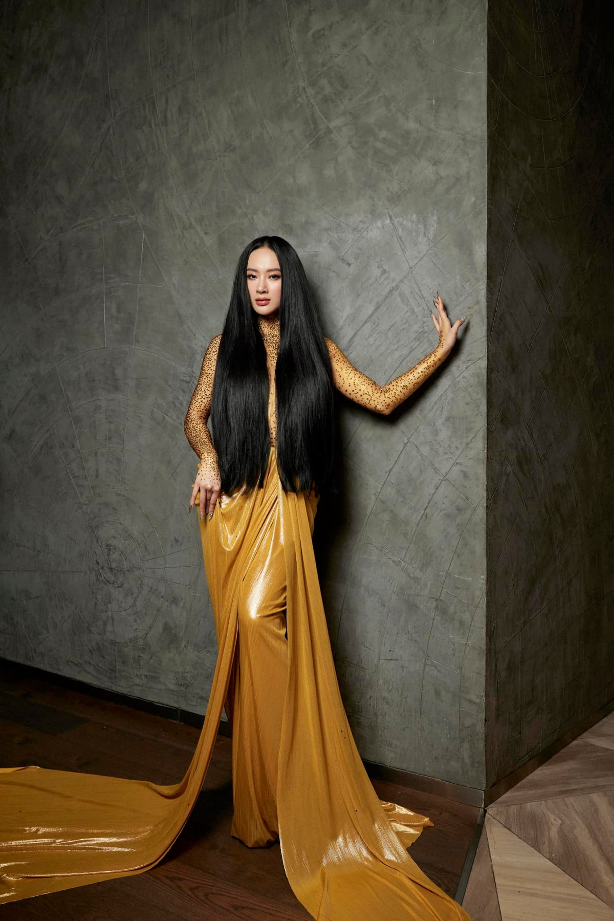 Các hạt đá lấp lánh trên da dần rơi rụng khiến cho tổng thể bất cân đối và kém chỉn chu. Hơn thế nữa, mỹ nhân sẽ phải trải qua công đoạn tắm rửa như cực hình nếu muốn gột rửa cho sạch "tác phẩm" này.