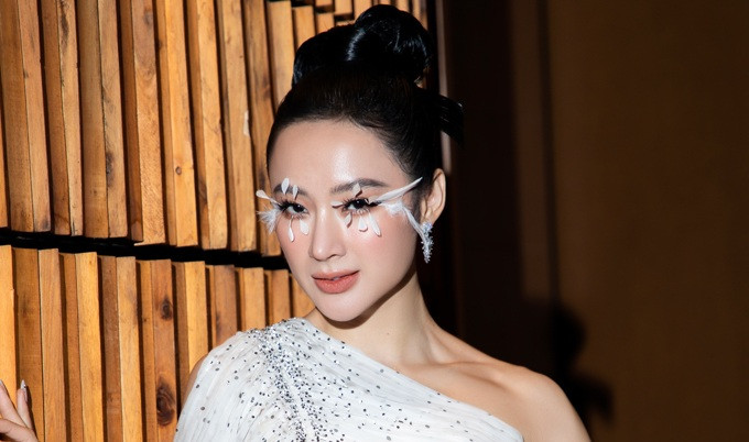 Cô đã thực sự trở lại với giới showbiz và còn lợi hại hơn xưa gấp bội với sự đầu tư siêu khủng trong mỗi lần cô tham dự các sự kiện giải trí. Ảnh: FBNV