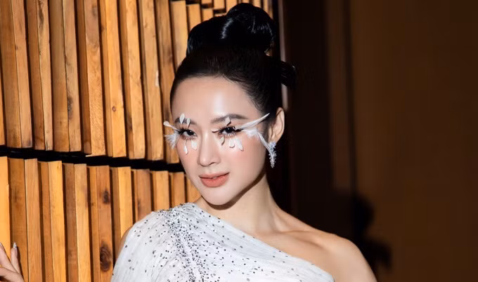 Cô đã thực sự trở lại với giới showbiz và còn lợi hại hơn xưa gấp bội với sự đầu tư siêu khủng trong mỗi lần cô tham dự các sự kiện giải trí. Ảnh: FBNV