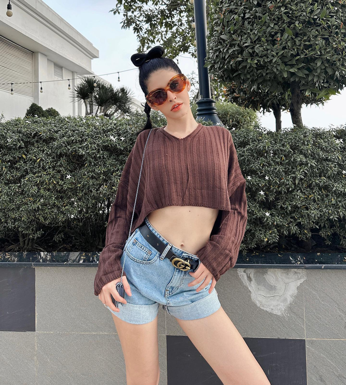 Hot girl An Tay tha dang ben rem cua du khoe duong cong