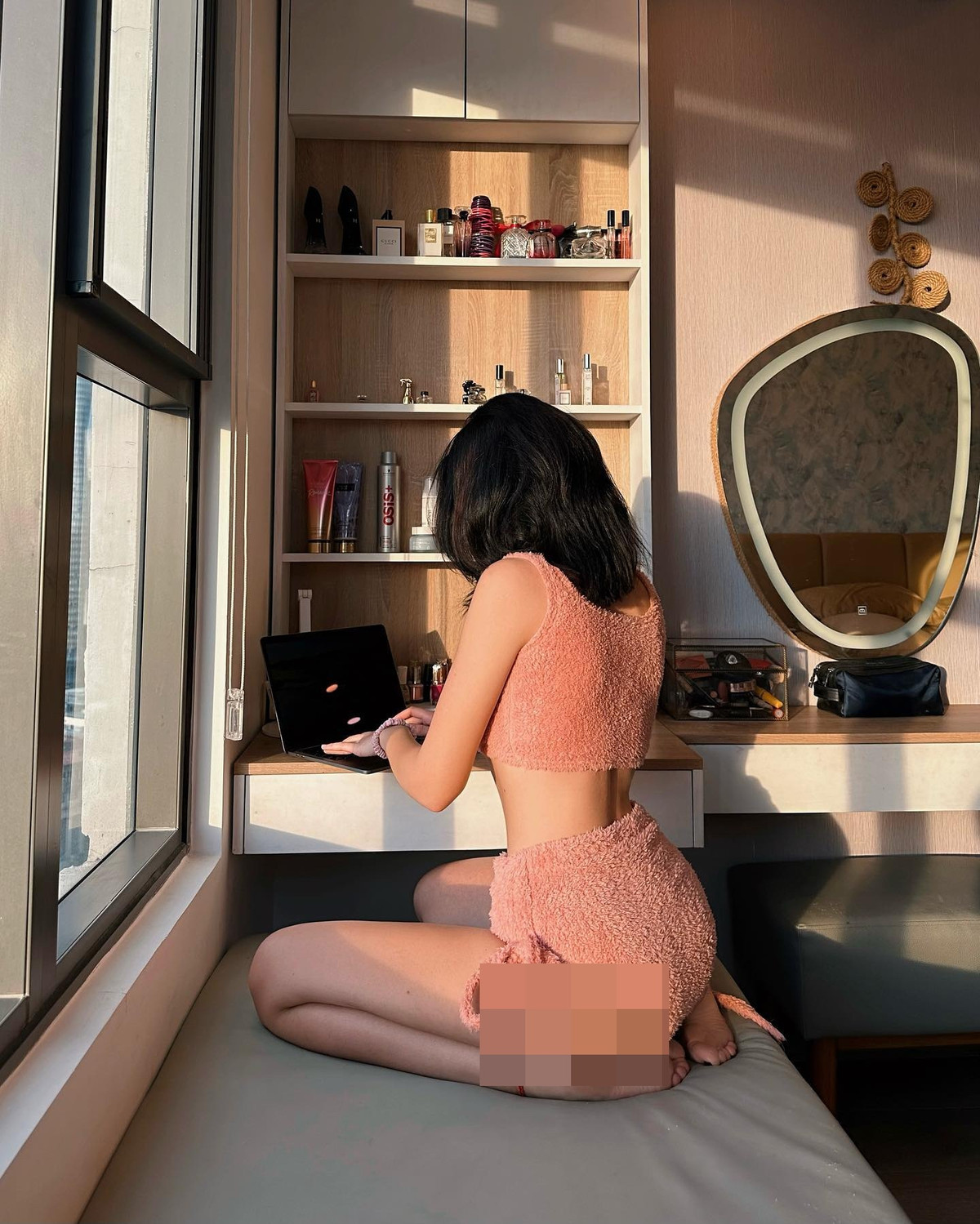 Những hình ảnh "hot" của hot girl An Tây được cô chụp khi tạo dáng bên rèm cửa sổ.