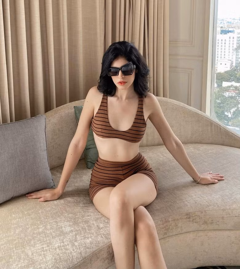 Ngoài đời thường, An Tây cũng là một trong những chân dài không ngừng tôn vinh vẻ đẹp hình thể với trang phục táo bạo.