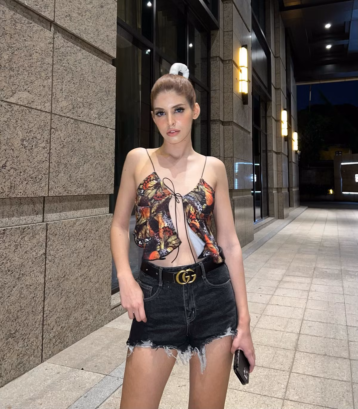 Tuy nhiên, với cá tính thẳng thắn của mình, người đẹp 28 tuổi này cho biết việc cô đăng ảnh hở hang là sở thích riêng và vì bản thân có vóc dáng đẹp. Ảnh: FBNV