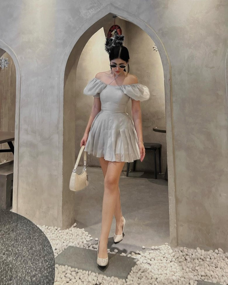 Cô thậm chí chỉ diện nội y mỏng manh khi ở nhà, vẫn tự tin chụp ảnh khoe dáng đăng tải lên mạng xã hội làm bao người say đắm.