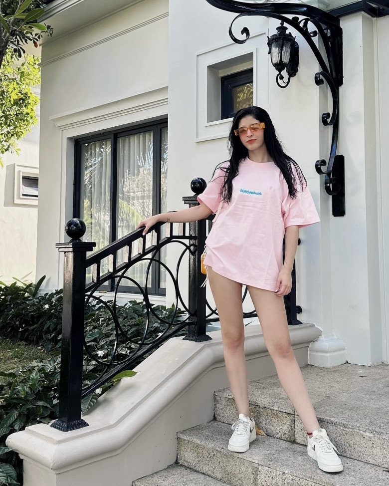 Chân dài ghi điểm quyến rũ với vẻ gợi cảm bên khung cửa sổ ở nhà và được nhiều cư dân mạng gọi là "hot girl bên rèm cửa".