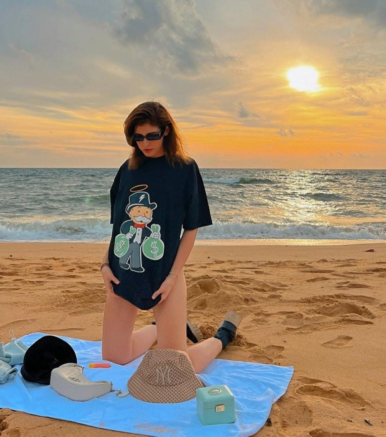 Người mẫu Tây làm chấn động mạng xã hội hôm nay nhờ ăn mặc gợi cảm khoe vóc dáng nuột nà và đôi chân thon dài.