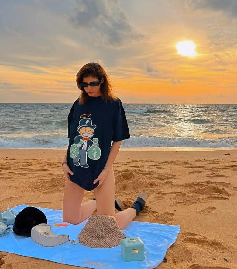 Người mẫu Tây làm chấn động mạng xã hội hôm nay nhờ ăn mặc gợi cảm khoe vóc dáng nuột nà và đôi chân thon dài.