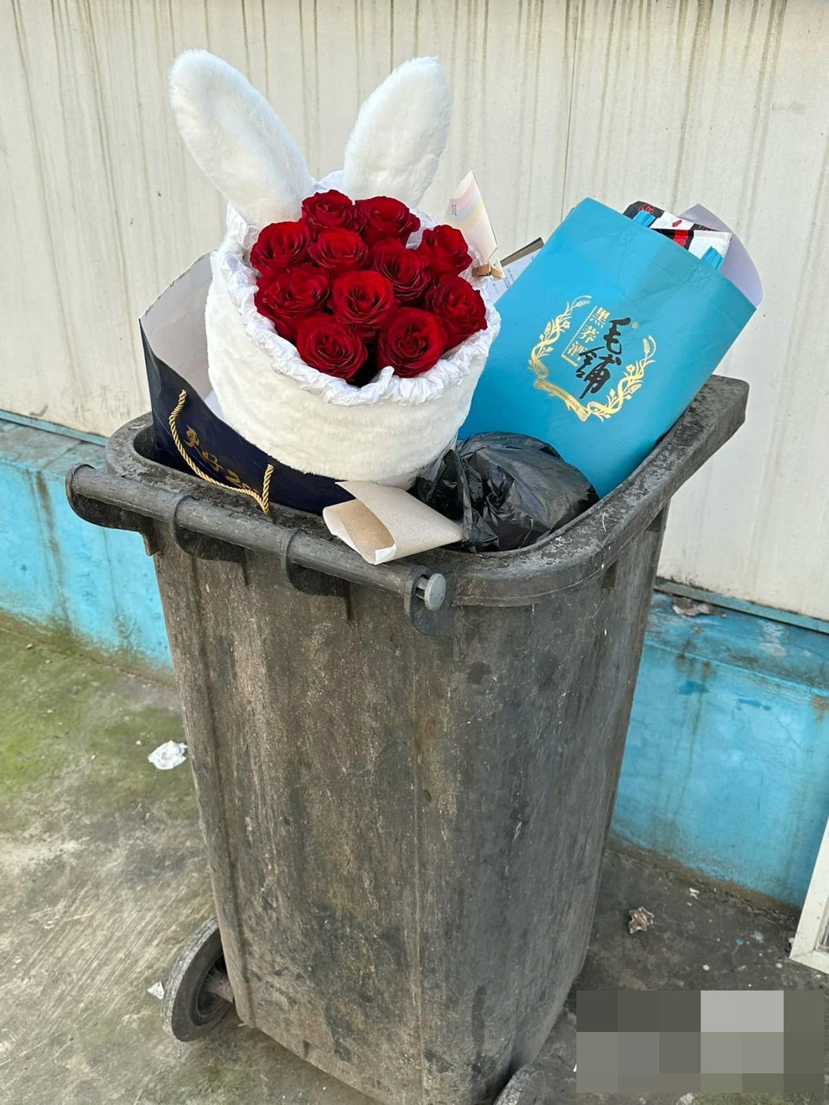 hiều người vẫn chấp nhận với việc FA bền vững theo năm tháng, nhưng giờ đây chắc cũng phải chạnh lòng đôi chút, khi đến mấy cái thùng rác cũng có hoa vào Lễ tình nhân.