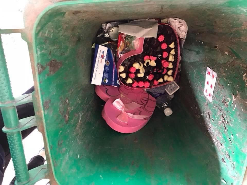 Hình ảnh những bông hoa đỏ thắm vẫn còn rực rỡ bên trong hoặc cạnh thùng rác khiến nhiều kẻ cô đơn phải tiếc hùi hụi vì "kẻ ăn không hết, người lần chẳng ra".