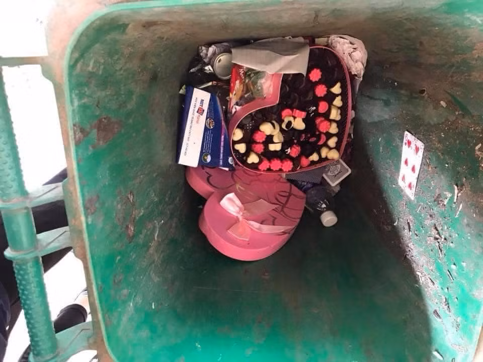 Hình ảnh những bông hoa đỏ thắm vẫn còn rực rỡ bên trong hoặc cạnh thùng rác khiến nhiều kẻ cô đơn phải tiếc hùi hụi vì "kẻ ăn không hết, người lần chẳng ra".