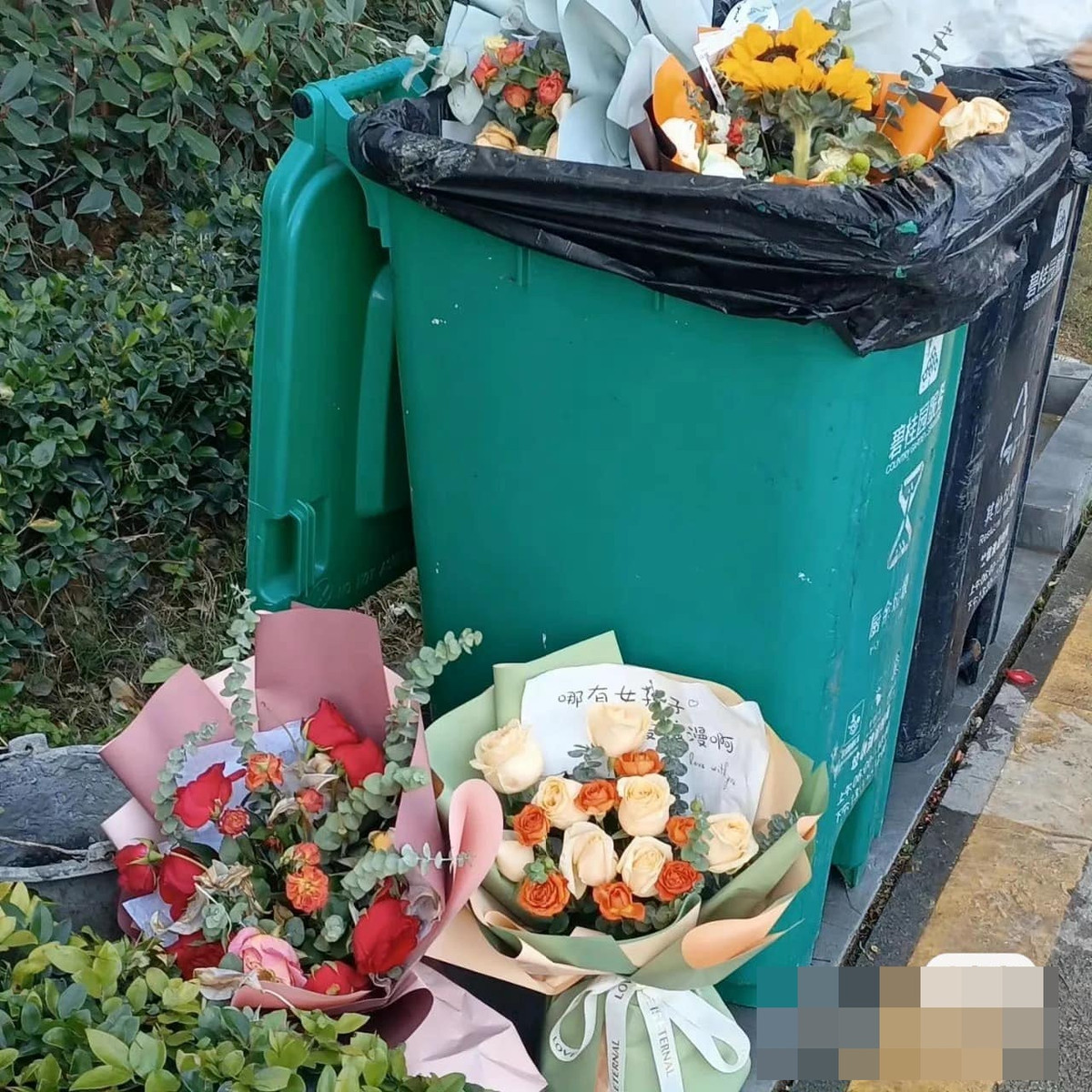 Những bó hoa to đùng được gói ghém, trang trí đẹp mắt nhưng chủ nhân không biết vì lý do gì đã mang đến "tặng" luôn cho những chiếc thùng rác trong thành phố.