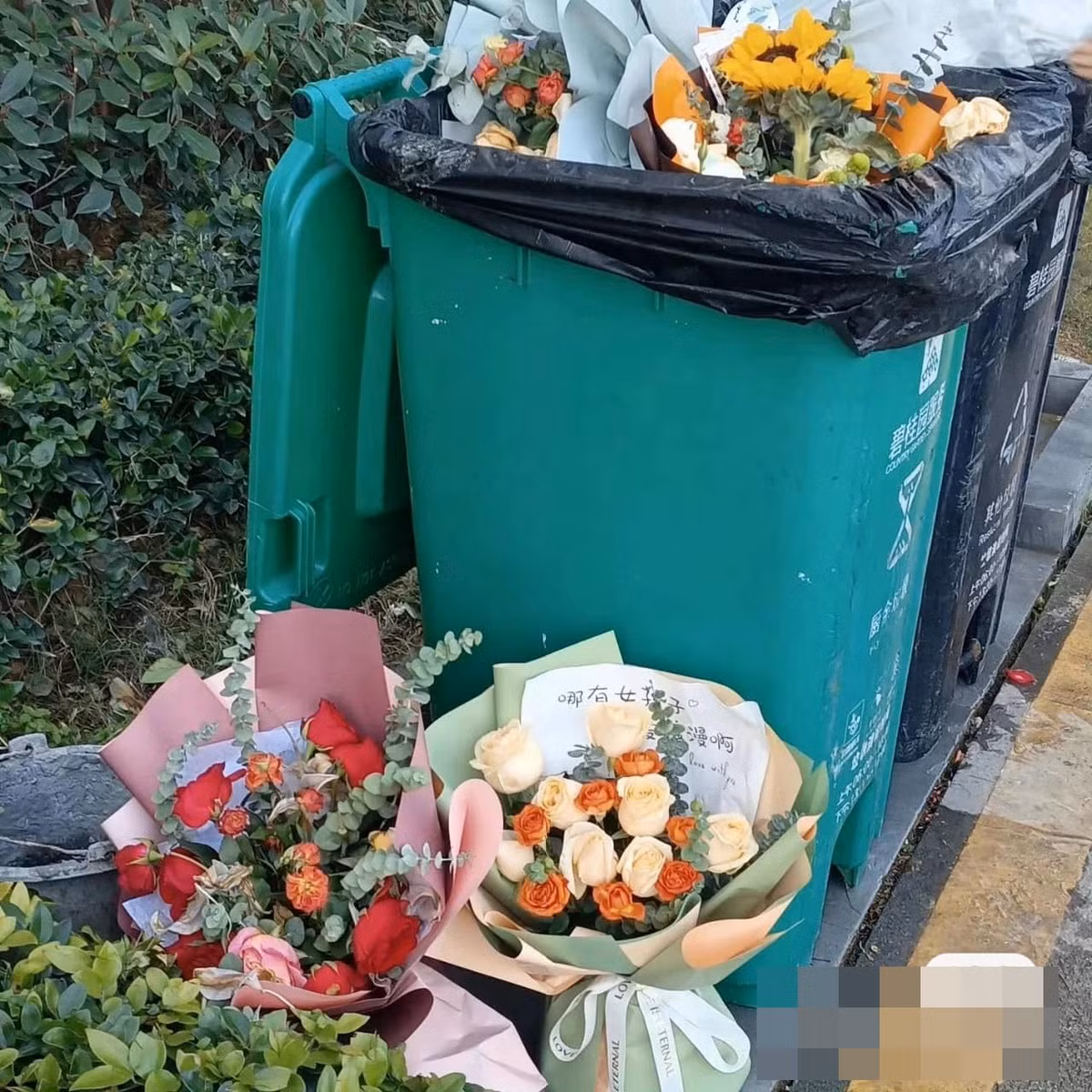 Những bó hoa to đùng được gói ghém, trang trí đẹp mắt nhưng chủ nhân không biết vì lý do gì đã mang đến "tặng" luôn cho những chiếc thùng rác trong thành phố.