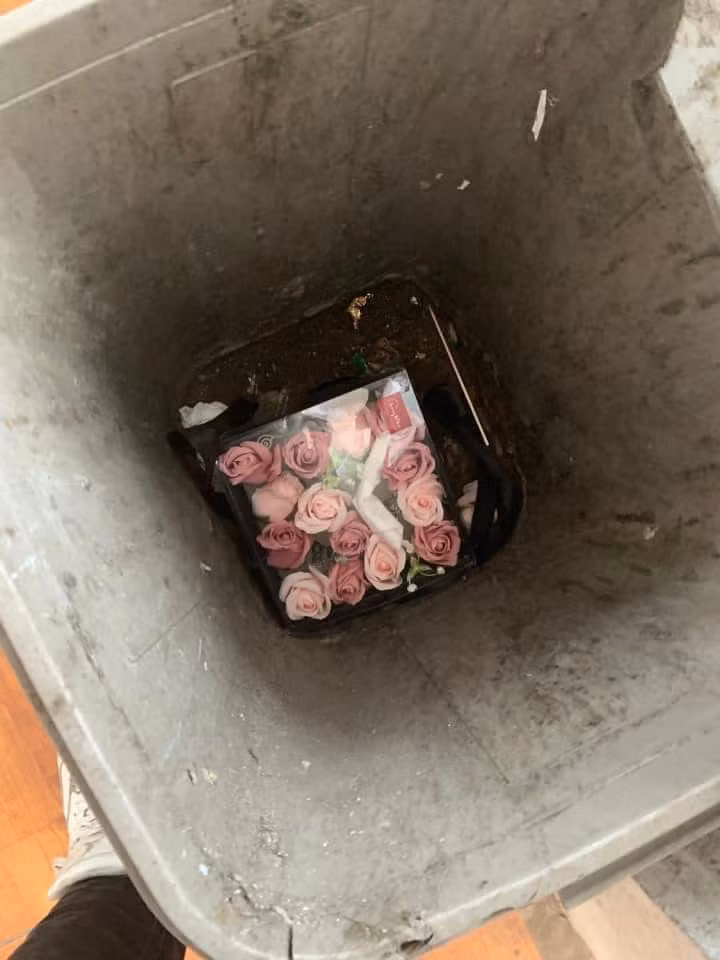 Nhiều nam thanh nữ tú mặc dù được khuyến cáo nên suy nghĩ kĩ trước khi mạnh dạn đi tỏ tình vào ngày này, vì có thể bạn sẽ phải ra về tay trắng, hoặc cùng với đống hoa và quà nhưng lại thiếu trái tim của đối phương. Tuy vậy tình trạng này vẫn xảy ra ngày càng nhiều hơn.