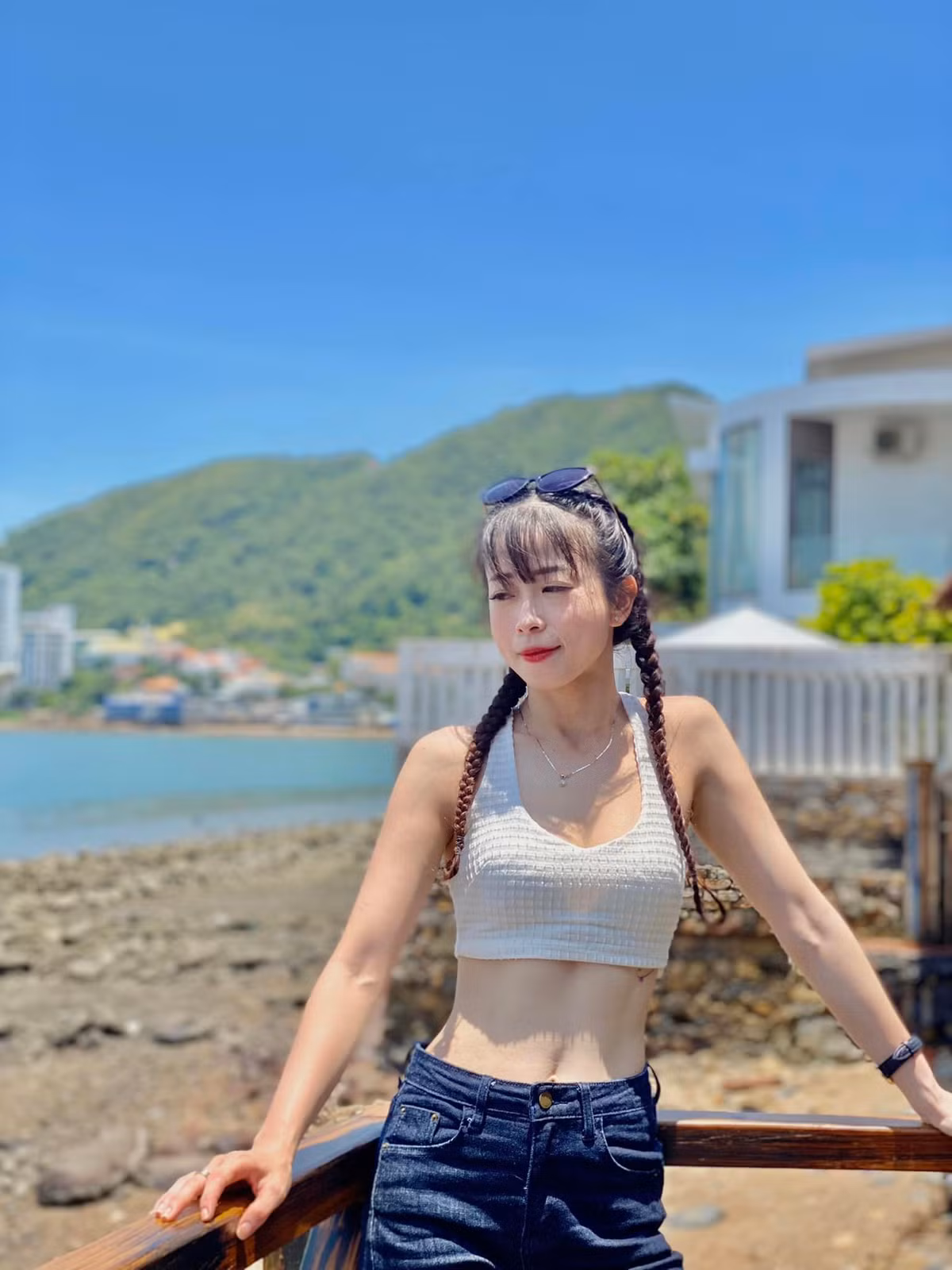 Người đẹp sinh năm 1990 luôn thể hiện sự tự tin, hoà đồng, sống tích cực và vui vẻ. Ảnh: FBNV