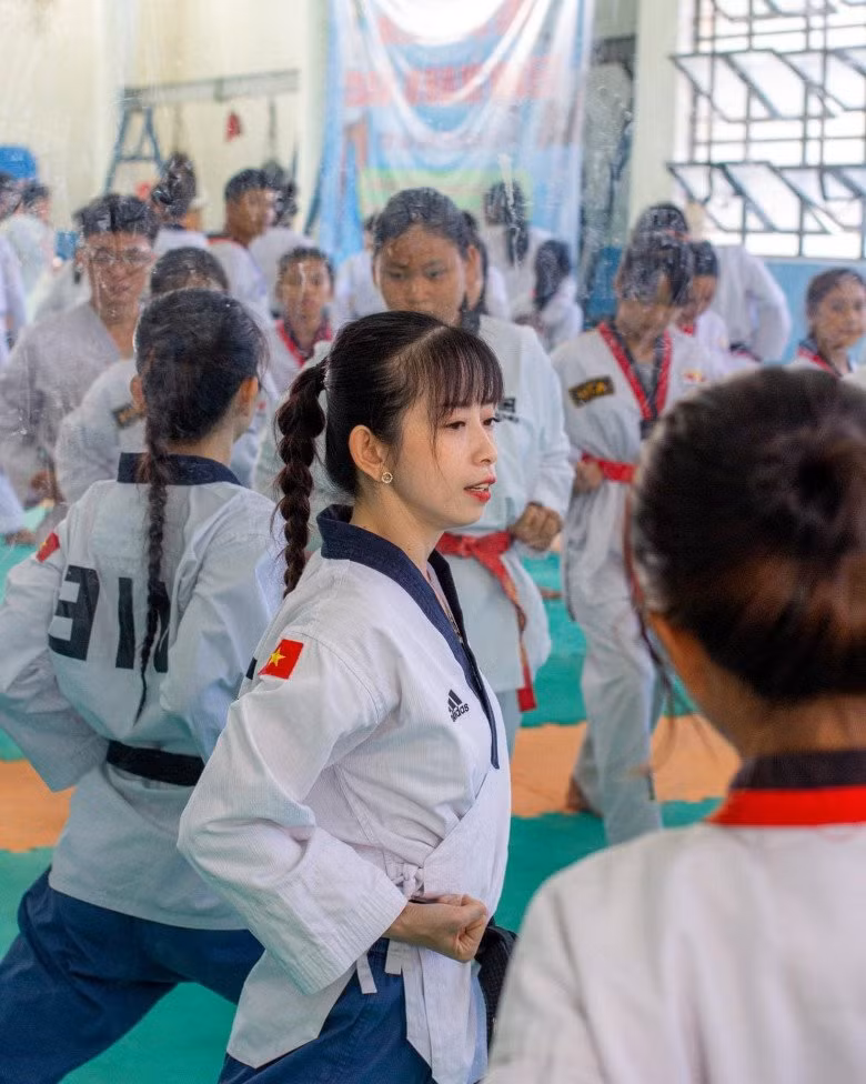 Châu Tuyết Vân (sinh năm 1990) được mệnh danh " hot girl taekwondo", "hoa khôi làng võ" nhờ tài năng nổi bật cùng ngoại hình xinh xắn.