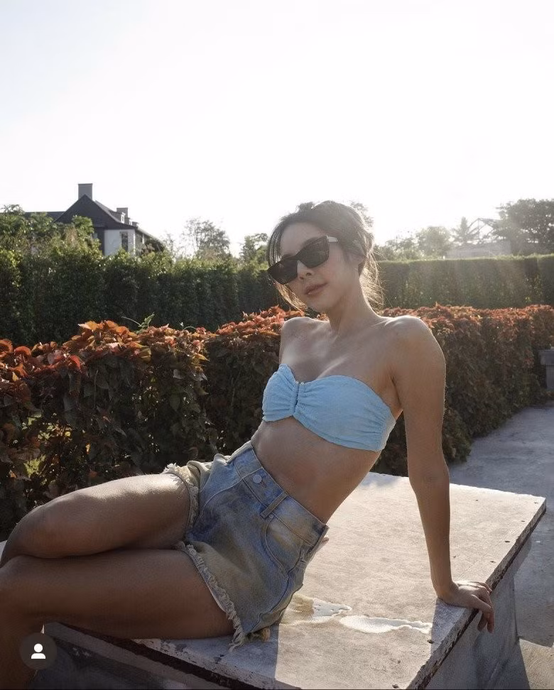 Người đẹp sinh năm 1987 trước đây từng là mẫu teen được săn đón tại Thái. Sau này, Bebe gia nhập làng giải trí và đã có nhiều hoạt động đáng chú ý trong vai trò ca sĩ, diễn viên.