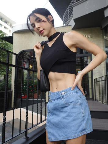 Rẽ sang hướng sang hoạt động trong lĩnh vực fitness, Bebe nhận được sự ủng hộ của đông đảo người hâm mộ với tài khoản Instagram lên đến 2,5 triệu fan.