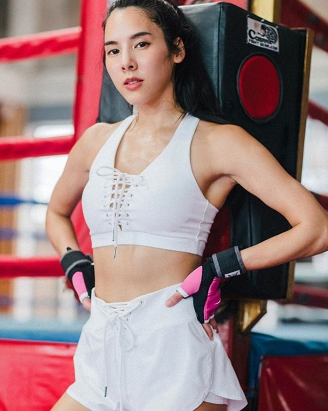 Ngoài ra, nữ giảng viên xinh đẹp cũng tiết lộ, nhờ nhan sắc ấn tượng, cô thường xuyên được sinh viên mời chụp hình chung và nhận được nhiều lời khen mỗi khi xuất hiện ở trường học.