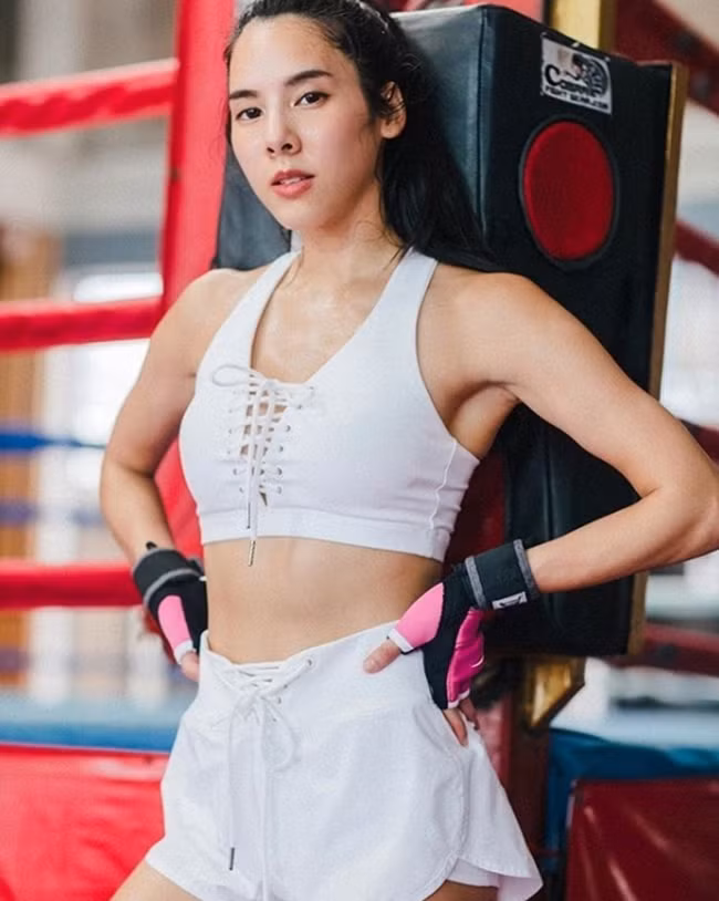 Ngoài ra, nữ giảng viên xinh đẹp cũng tiết lộ, nhờ nhan sắc ấn tượng, cô thường xuyên được sinh viên mời chụp hình chung và nhận được nhiều lời khen mỗi khi xuất hiện ở trường học.