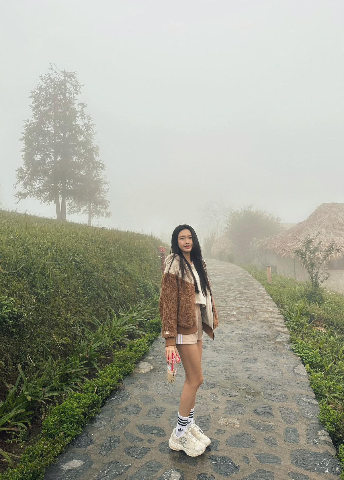 Việc khoe eo thon giữa thời tiết lạnh giá của 10X khiến ai cũng xuýt xoa vì quá đẹp.