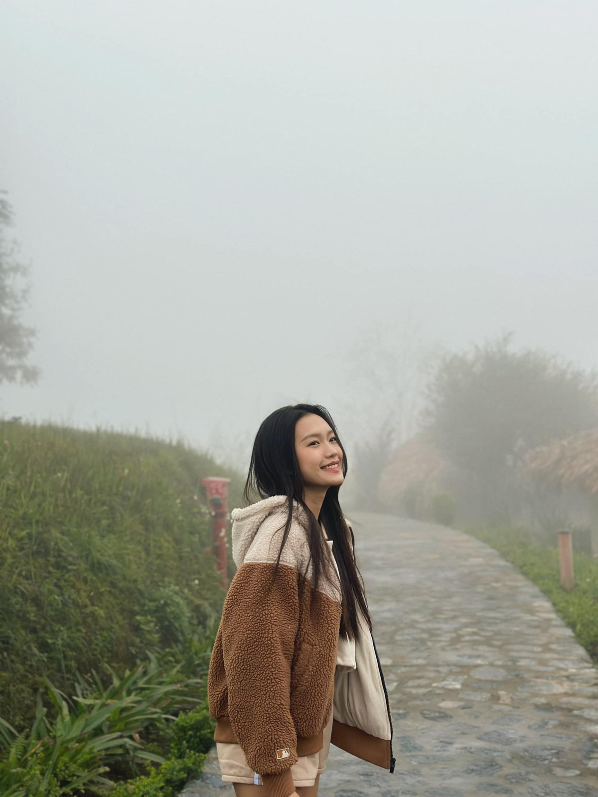 Chia sẻ lên Facebook cá nhân, Doãn Hải My tung loạt ảnh mặc quần ngắn, lộ đôi chân dài nuột giữa thời tiết lạnh của Sapa.