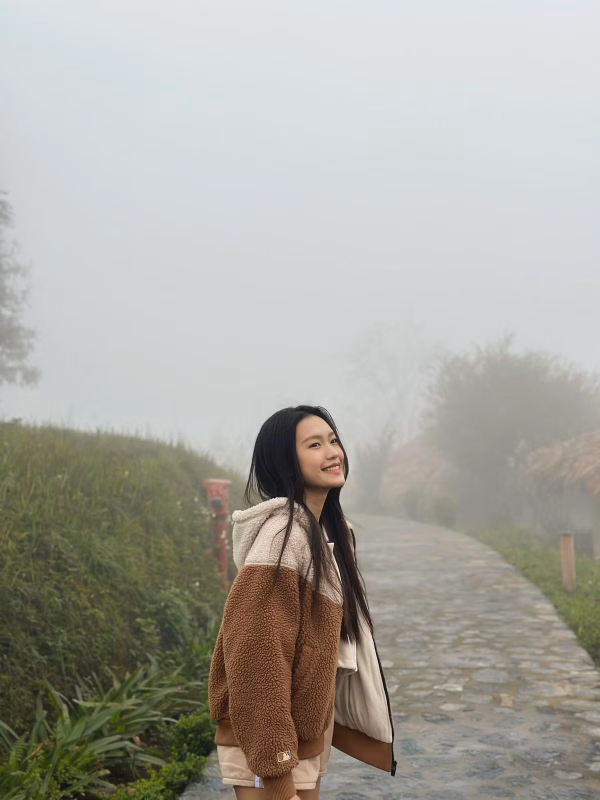 Chia sẻ lên Facebook cá nhân, Doãn Hải My tung loạt ảnh mặc quần ngắn, lộ đôi chân dài nuột giữa thời tiết lạnh của Sapa.