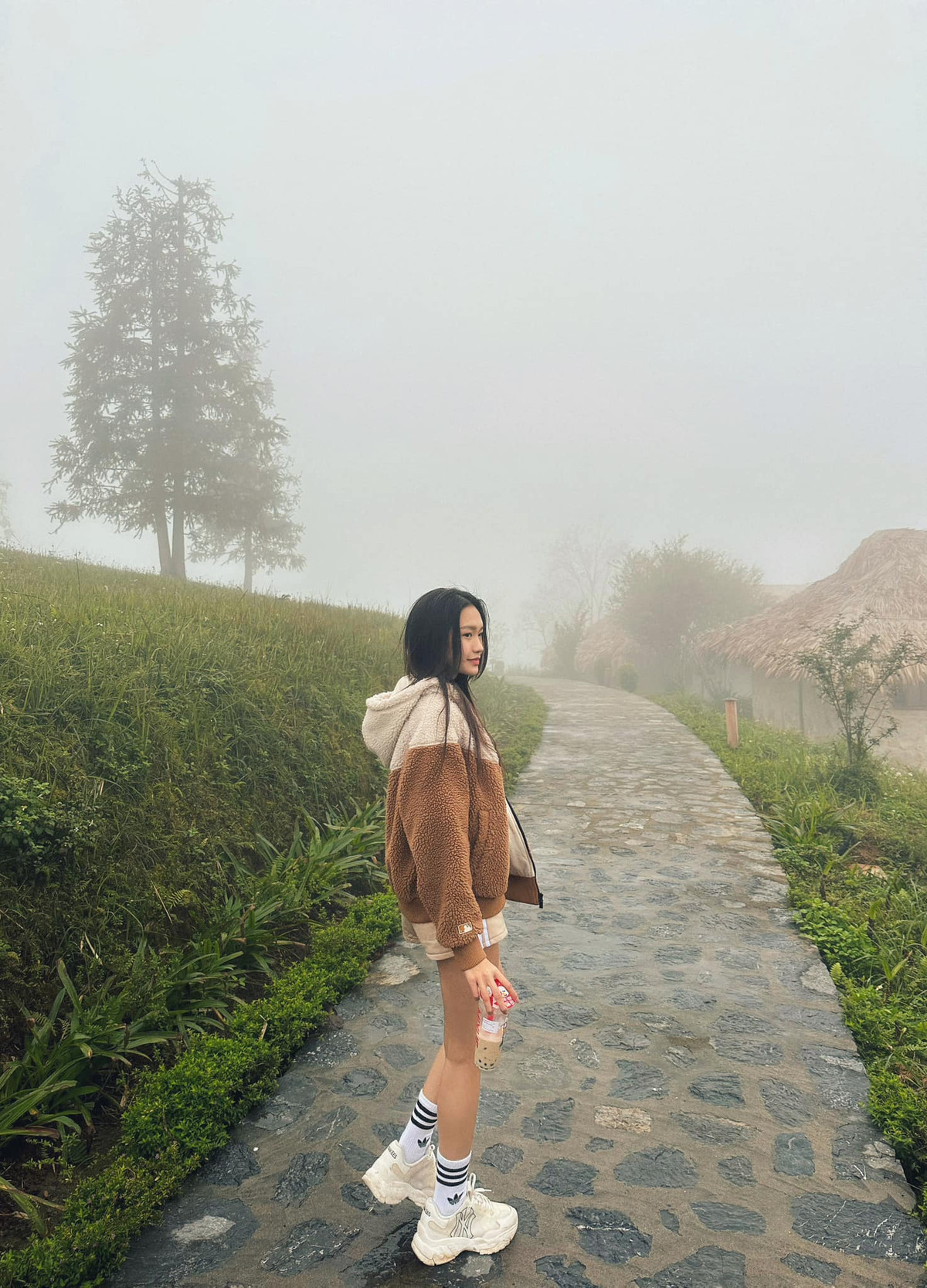 Người đẹp gốc Hà Nội còn diện áo ngắn dạng crop-top, phía dưới phối cùng chiếc quần jeans.