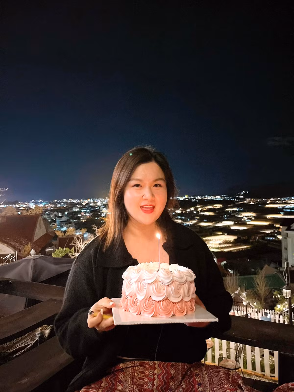 Được biết “hot girl trăm ký” từng trải qua 2 lần đại phẫu và 1 lần tiểu phẫu để hút mỡ, tạo hình bụng và bóc mỡ má để có được sắc vóc như ngày hôm nay.