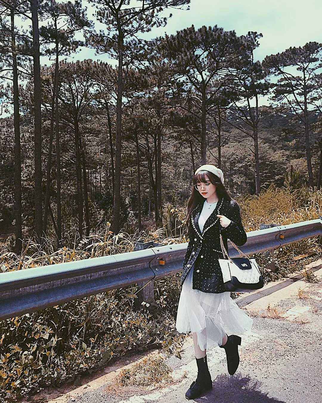 Trên cung đường đèo uốn lượn này là những khung cảnh thiên nhiên đẹp và vô cùng ấn tượng, đèo Prenn cũng được coi là điểm check in đẹp ở Đà Lạt.