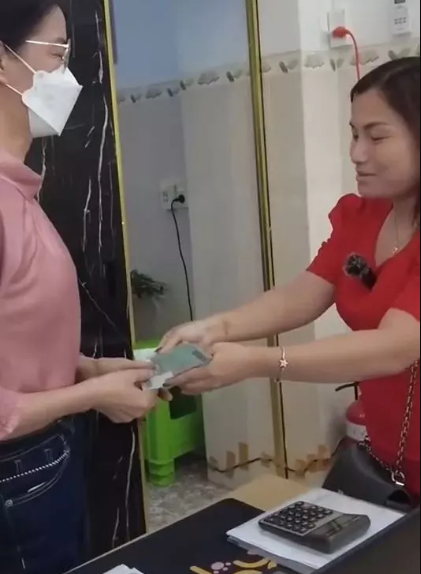 Hình ảnh mẹ bé Sa cầm cả xấp tiền 500 ngàn trị giá cả trăm triệu trên tay, ai cũng bày tỏ sự choáng váng trước độ giàu có.