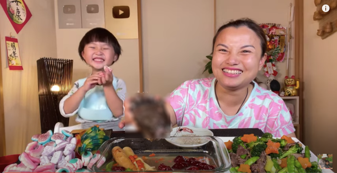 Cũng giống như nhiều công ty khác, mới đây nữ Youtuber đã cầm cả xấp tiền 500 ngàn đồng để lì xì nhân viên của mình.